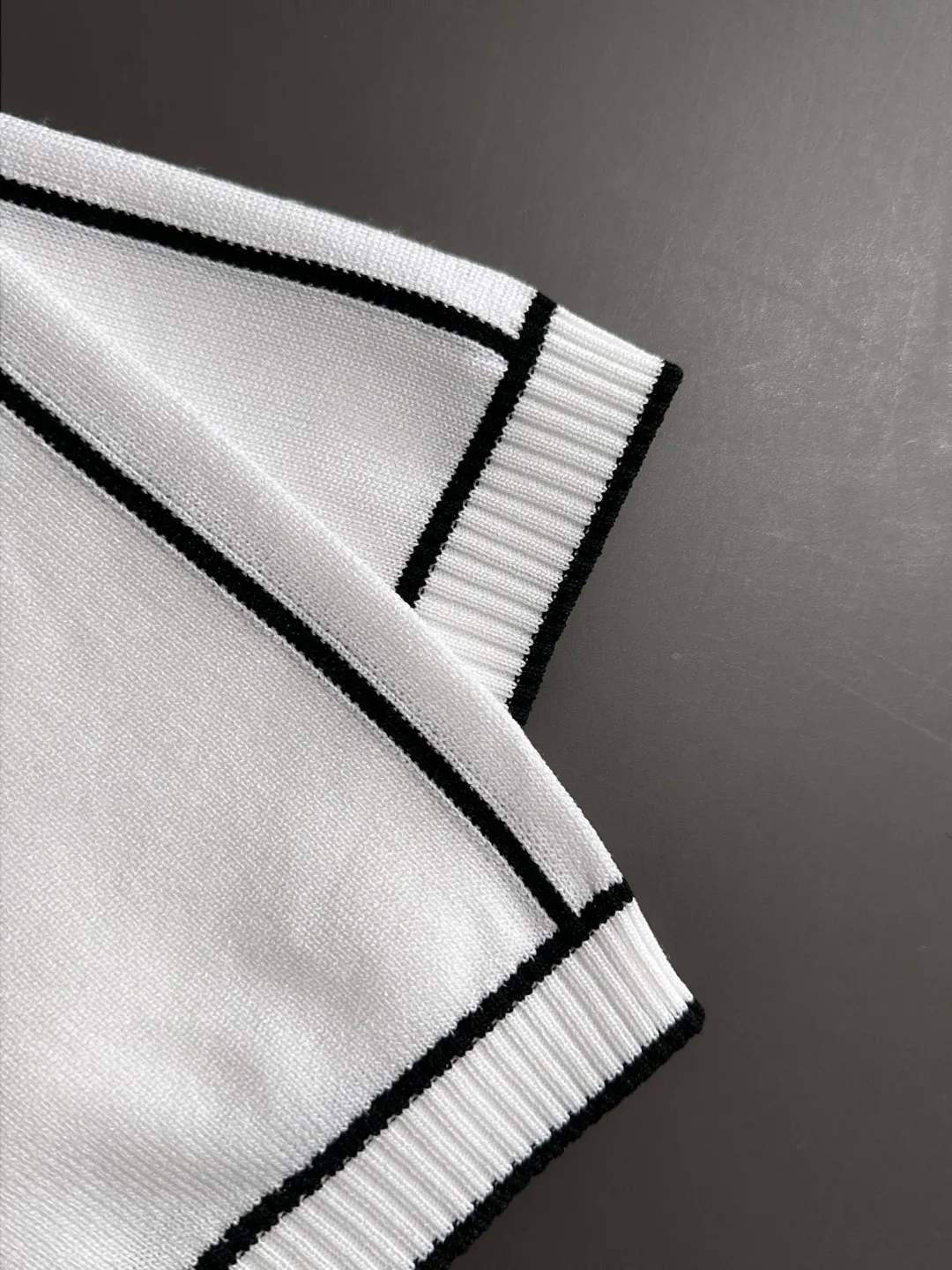 Next day shipping P300 High quality Big Goose 2025 spring and summer new men's lapel short-sleeved T-shirt Made of combed cotton yarn knitted cotton fabric, pure cotton high-weight special yarn, it feels full when weighed, and the upper body is more textured than ordinary T-shirts. This texture can cope with the weather easily and is suitable for both hot and cold! The pattern on the chest adopts three-dimensional embroidery technology, and is perfectly produced stitch by stitch with reference to the original version! Loose fit design, looks noble. Size: M to XXXL